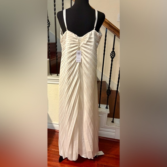 Abercrombie & Fitch Giselle Sunburst Pleated Maxi Dress - Picture 4 of 12